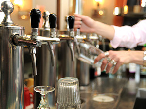 CAMARERO: SERVICIO DE BAR
